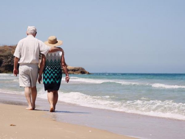 Deux seniors marchent sur une plage